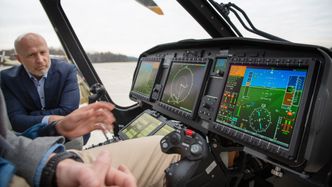 Freddy Rotseth, seksjonssjef for Politiets helikoptertjeneste, studerer cockpit etter testflygningen. Foto: Per Erlien Dalløkken