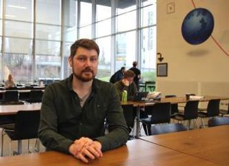 I TV-serien I er det tilsynelatende lett å gå inn og ut av andres mobiltelefoner. I virkeligheten er det på ingen måte enkelt, mener Jon-Martin Storm, som forsker på informasjonssikkerhet. Foto: Julie Kalveland/UiO