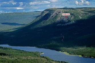 Bilde av treffpunkt i fjellside på Dyttholknatten med Aurdalsfjorden i forkant. Foto:  SHT