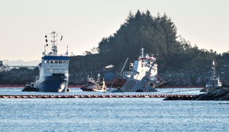 Arbeidet med å fjerne drivstoff fra den havarerte KNM Helge Ingstad fortsetter. Foto: Marit Hommedal/NTB Scanpix