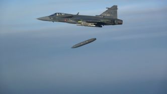 Jas-39E 39-8 tester slipptanker over Vidsel.