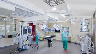 En operasjonssal er veldig hektisk, og lydabsorbering kan gjøre hverdagen for både leger og pasienter bedre. Foto:  H.G.Esch