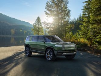 Rivian R1S er en 5 meters SUV med sju seter og batteri på inntil 180 kilowattimer. Foto:  Rivian
