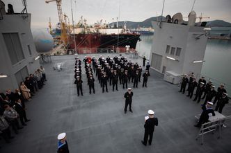 Oppstilling og kommandoheis på overtakelsesseremonien for KNM «Maud». Foto:  Marius Vågenes Villanger / Forsvaret