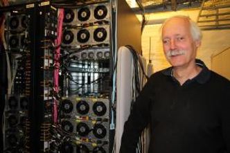 Det er Big Data som gjelder. Lagringskapasitet er det aller viktigste verktøyet for mange forskere. Ikke minst gjelder det for Mats Carlsson og hans kolleger. Her er Carlsson inne i forskernes eget datarom, som i hovedsak brukes til daglige analyser. Foto: Gunhild M . Haugnes/UiO