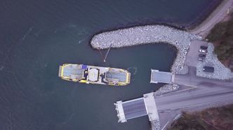 Fergen Falco trafikkerer strekningen Parainen-Nauvo i Finland . Her testes autodokking, fotografert fra drone. Foto:  Rolls-Royce
