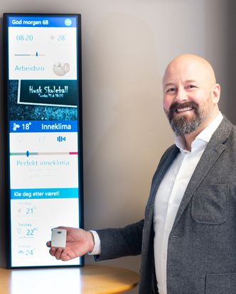 Viser frem: Thomas Sjøberg med en av sensorene, foran skjermen som viser den animerte figuren for klassen. Foto: Delta V 