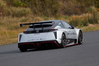 To motorer gjør bilen spesielt rask. Foto: Nissan