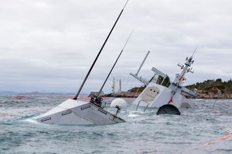 Den havarerte fregatten KNM Helge Ingstad ligger på grunn nord for Stureterminalen i Hjeltefjorden utenfor Bergen. Foto: Cornelius Poppe/NTB Scanpix
