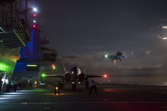 BF-4 og BF-5 trener på nattflyging fra HMS «Queen Elizabeth» 29. september 2018. Foto: Dane Wiedmann