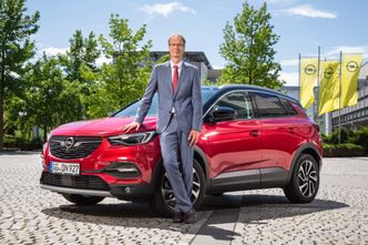 Opel-boss Michael Lohscheller med Grandland X, som kommer som ladehybrid. Foto: Opel