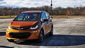 Opel Ampera-e er nær identisk med Chevrolet Bolt, og produseres av GM for PSA. Bilde: Per Erlien Dalløkken