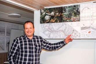 Byggeleder Ole Gunnar Søberg i Statens vegvesen skryter av både resultatet og entreprenøren som har bygget den første etappen på fylkesveg 704. Foto: Jarle Skoglund