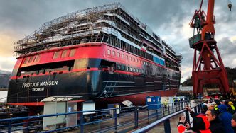 SJØSATT: Publikum strømmet til for å se Fridtjof Nansen bli sjøsatt i Ulsteinvik. Foto: Eirik Helland Urke