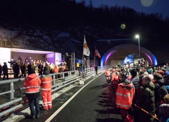 Hundrevis av folk møtte opp til åpningen av den mye omtalte brua. Foto: Tomas Rolland/Statens vegvesen