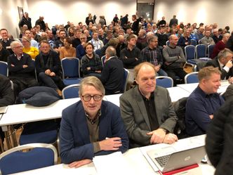 Samferdselssjef Arild Fuglseth og prosjektkoordinator for Nordøyvegen, Morten Mortensen var på plass i fylkestingssalen, foran rundt 300 tilreisende fra Nordøyene. Foto: Kjell Herskedal