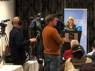 – Det hjelper ikke å ha penger om 30 år når regningen skal betales om 10 år, sa fylkesvaraordfører Gunn Berit Gjerde fra talerstolen. Ikke ofte at et vegprosjekt får såpass stor medieoppmerksomhet som Nordøyvegen. Foto: Kjell Herskedal