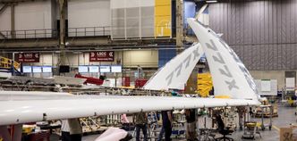 På Boeing 777X er vingespennet 71,8 meter når det flyr, og 64,8 meter når det står parkert. Foto: Boeing