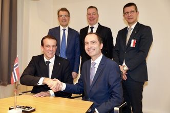 Kontraktsignering i forbindelse med KDA og Patrias overtakelse av AIM Norway.
