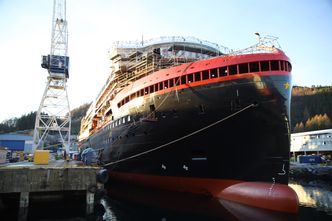 Hurtigrutens ekspedisjonsskip MS Roald Amundsen og MS Fridtjof Nansen (bildet) er forsinket fra Kleven verft. Havila håper å ha bedre kontroll på byggeprosjektene sine og følger opp så verftene ikke skal komme bakpå. Foto:  Tore Stensvold