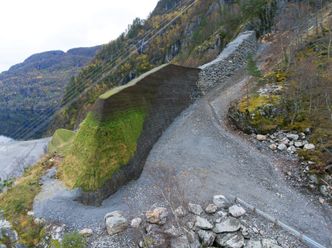 Et eksempel på en høy, smal og sterk rasvoll som er bygget etter sveitsisk patent. Foto:  Oddbjørn Strand, Statnett