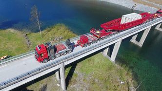 Transformatorer: Syv slike vogntog kan sees i Suldal til sommeren. De skal frakte transformatorer fra Hylsfjorden til omformeranlegget i Kvilldal. Bildet er tatt fra en lignende transport til Saurdal kraftstasjon i fjor. Før start på stigningen skal enda en trekkvogn kobles til i front, dermed blir lengden 77 meter og tyngden til 470 tonn. Foto:  Oddbjørn Strand, Statnett