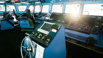 Her står rormannen - som regel en vernepliktig under opplæring. Foto: Eirik Helland Urke