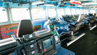 Brua på fregatten KNM Otto Sverdrup. KNM Helge Ingstad er av samme type, og helt lik. Fregattene har tre navigasjonsskjermer. Foto:  Eirik Helland Urke
