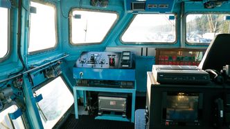 På begge brovingene er det plassert manøverkonsoller. Ved siden av denne står utkikkeren. Foto: Eirik Helland Urke