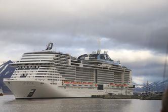MSC Meraviglia med drøyt 4.400 passasjerer til kai i Longyearbyen i fjor. Inn Isfjorden er det tillatt med tungolje om bord. Foto:   Tore Stensvold
