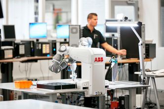 Moderne roboter er i stand til å samarbeide med mennesker, og trenger ikke stå i egne rom. Foto: Hans Nordlander/ABB