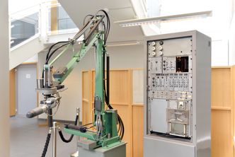 Lakkeringsroboten Ole fra 1967 var laget av Trallfa, som ble kjøpt opp av ABB. Dermed er ABBs eldste robot norsk. Foto: ABB