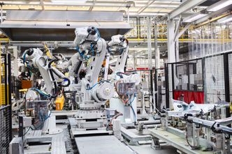 Kjedelig, farlig, skittent og pirkete arbeidsoppgaver velges bort av stadig flere. Det er en viktig driver for utviklingen av roboter. Foto: Hans Nordlander/ABB