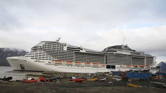 MSC Meraviglia til havn i Longyearbyen denne sommeren. Skipet har en kapasitet på over 6000 mennesker. Foto:  Tore Stensvold