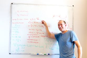 Joakim Bergli poengterer at kvantedatamaskinen vil være svært nyttig for å kunne spesialdesigne materialer med helt bestemte magnetiske egenskaper ved ulike temperaturer. Foto:  Yngve Vogt