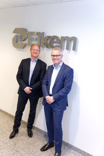 Sterk tro: Stian Madshus (t.v.) og Inge Grunnben-Strømnes ser silisium som fremtidens anodemateriale. Elkem venter også at veksten i antall elbiler blir sterkere enn dagens prognoser anslår. Foto:  Thomas Brun