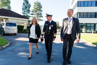 En humørfylt forsvarssjef Haakon Bruun-Hansen på besøk hos FFI der han ble tatt imot av styreleder Malin Stensønes og John-Mikal Størdal. Foto:  Christian Tandberg