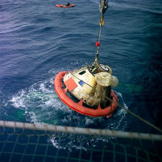 En noe forbrent Apollo 8 kommandoseksjon før den blir heist opp på dekket av hangarskipet USS Yorktown etter landingen i Stillehavet 27. desember 1968. Foto: National Air and Space museum