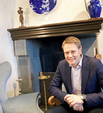 Harald Solberg er stolt over Rederiforbundets historie og ærverdige lokaler, men innser at de ikke vil friste unge mennesker med digital kompetanse. Foto:  Tore Stensvold