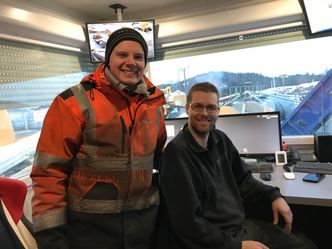 Jonas Rosenvinge og Erik Düsterdieck er i godt humør på tross av litt kuldetrøbbel under asfaltproduksjonen. De produserte cirka 600 tonn den dagen. Foto:  Martin Gramnæs