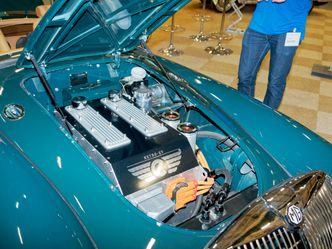 Det var flere ombygde biler på messen. Her en MG fra 1950-tallet. Det engelske selskapet kaller seg RetroEV og tilbyr også Triumph og Rolls Royce. Bilene er ikke kopier, men ekte veteraner som så blir bygget om. Foto: Joachim Seehusen