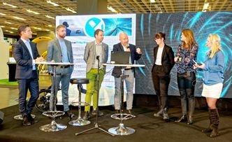 I paneldebatten på eCarExpo fikk Ståle Frydenlund fra Elbilforeningen (i midten med mikrofon) mye oppmerksomhet for sine råd til svenske myndigheter om å gjøre incitamentene lette å se, og enkle å bruke. Foto: Joachim Seehusen
