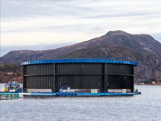 Merden kan løftes opp av vannet. Det gjør levering, rengjøring og vedlikehold betydelig enklere. Og ikke minst billigere. Foto:  Steinar Johansen