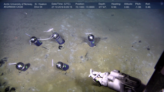 Et undervannsfartøy henter opp prøver i Barentshavet for å studere hvordan metan siver ut av havbunnen. Foto: Cage