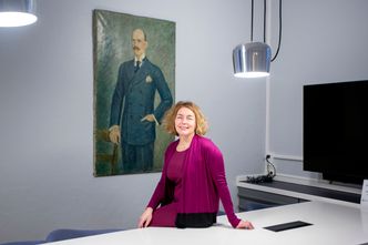 Mette Vågnes Eriksen var nylig i audiens hos kong Harald på Slottet. Kong Haakon var en hyppig deltaker på møtene i Polyteknisk Forening , og henger fortsatt på veggen i «Håndverkeren»  Foto:  Mona Strande