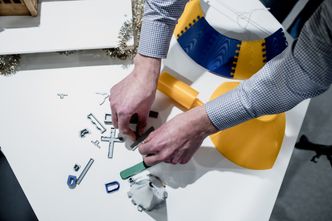 Pepperkakeformene som ble brukt i byggingen av pepperkakeversjonen av Heddal Stavkirke tegnet ingeniør Rune Johannesen selv og 3D-printet hos arbeidsgiveren COWI. Foto: COWI