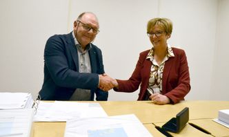 Steinar Myhre, konserndirektør med ansvar for anleggsvirksomheten i Skanska Norge og Berit Brendskag Lied, regionvegsjef i Statens vegvesen region midt, signerte rett før jul kontrakten om bygging av Nordøyvegen. Foto:  Anniken Westad, Statens vegvesen.