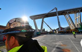 Bildet viser forberedende arbeider før rivingen startet 20. desember. Foto: Luca Zennaro/AP