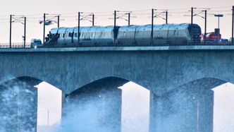 Tog på Storebæltsbroen etter ulykken onsdag. Foto:  Michael Bager/Ritzau Scanpix/NTB Scanpix