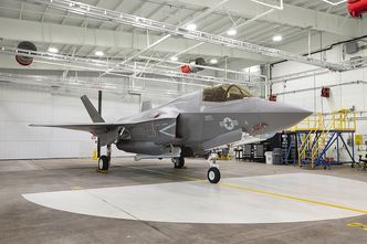 En F-35B tilhørende US Marine Corps står i Lockheed Martin-fabrikken i Fort Worth, Texas i påvente av å flys til Beaufort, South Carolina. Dette er F-35 nummer 91 i 2018. Foto:  Beth Steel